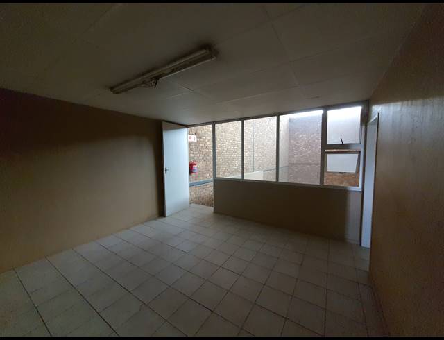 240M² WAREHOUSE TO LET IN DRIEHOEK